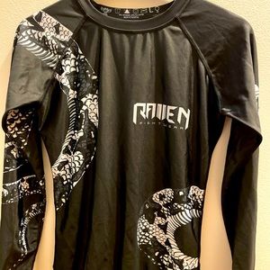 Raven women’s L rashguard
